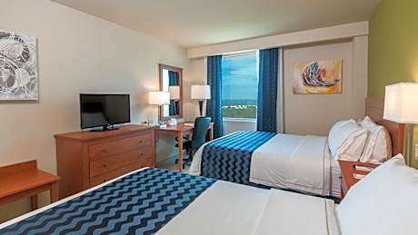 Standard Queen Room with Two Queen Beds and Sea View