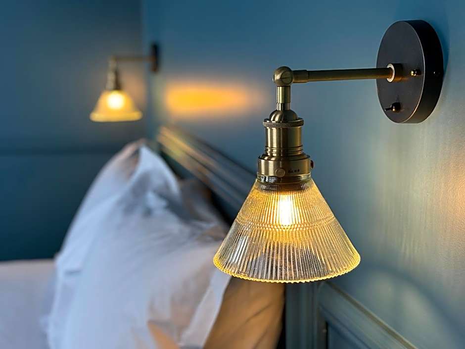 ROOMS AT THE QUAYSIDE - stylish en-suite rooms on Poole Quay all fully refurbed