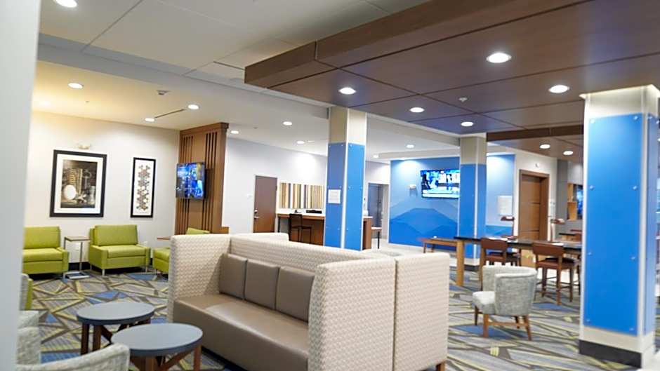 Holiday Inn Express & Suites Dallas Market Ctr - Love Field By IHG