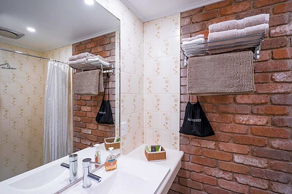 Farnham Court Motel and Restaurant