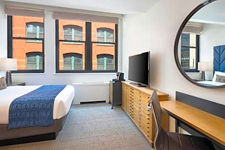 Queen Room with Transfer Shower - Communications Accessible
