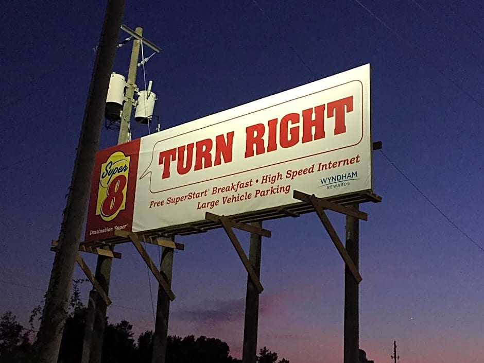 Super 8 by Wyndham Manning