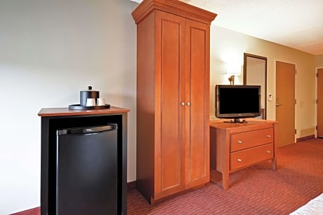 1 DOUBLE MOBILITY ACCESSIBLE WITH RI SHWR NS HDTV/WORK AREA FREE WI-FI/HOT BREAKFAST INCLUDED