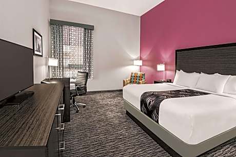 King Room with Roll-In Shower - Mobility/Hearing Accessible - Non-Smoking