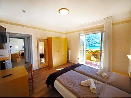 Family Room with Lake View - Annex