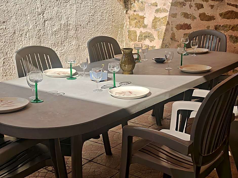 chez Émile côté face maison entière, 3 chambres, 2 salles de bains,jardin et terrasse