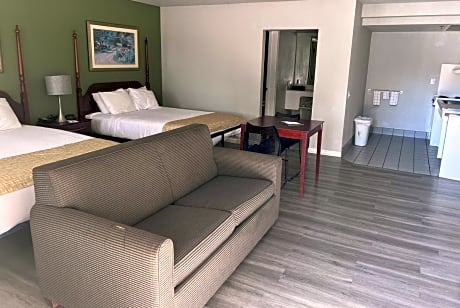 Queen Room with Two Queen Beds and Roll-In Shower - Mobility Access/Non-Smoking