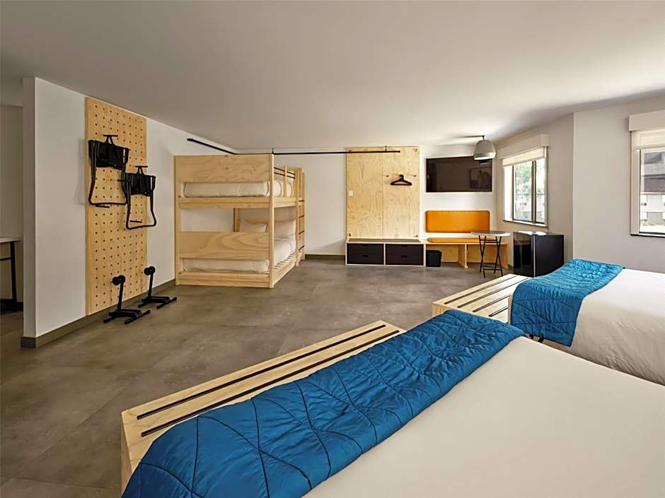 Slackline Moab, Outset Collection by Hilton