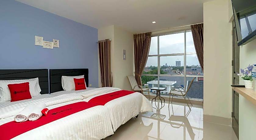 RedDoorz Plus near Eka Hospital BSD 5
