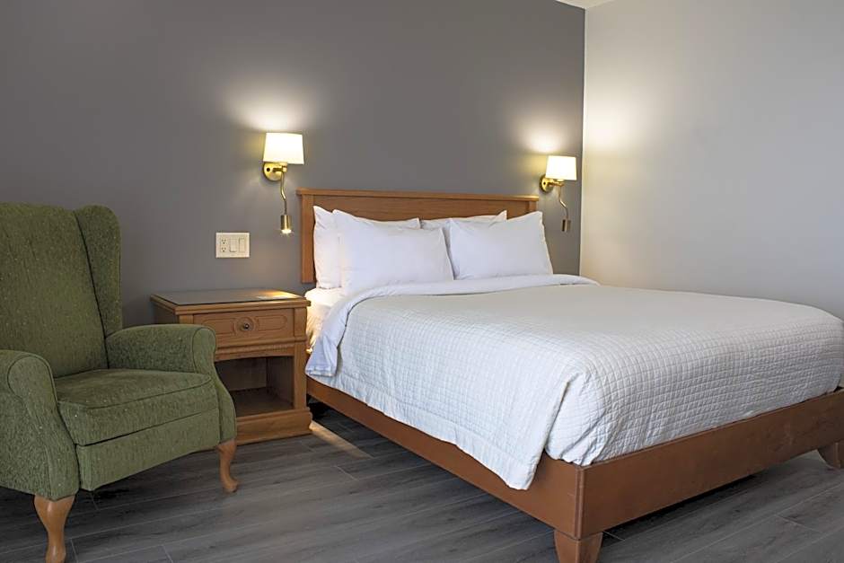 Photo 1 of 3 of 1 Queen Bed with Sofabed