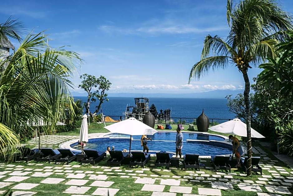 De Sapphire Cliff Villa by Danapati