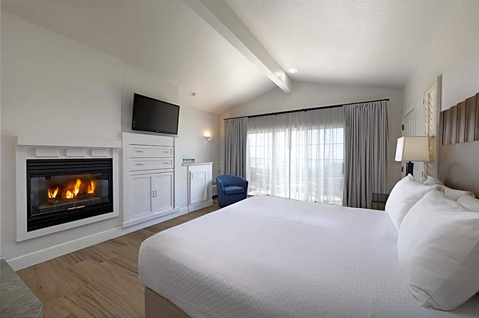 Cambria Landing Inn and Suites