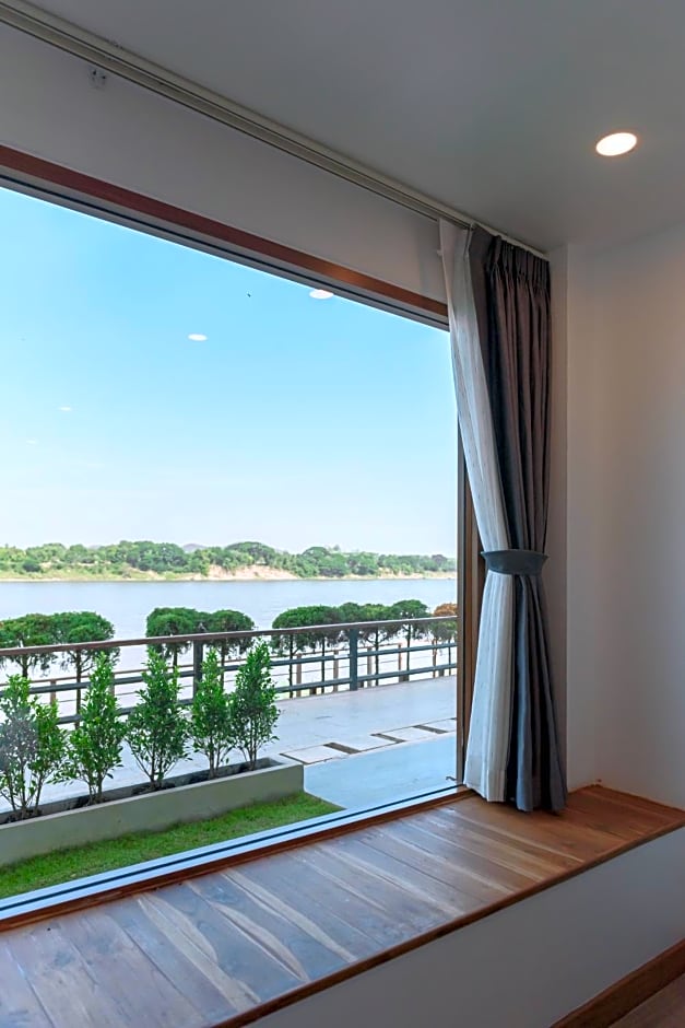 Chiangkhan River Walk Hotel