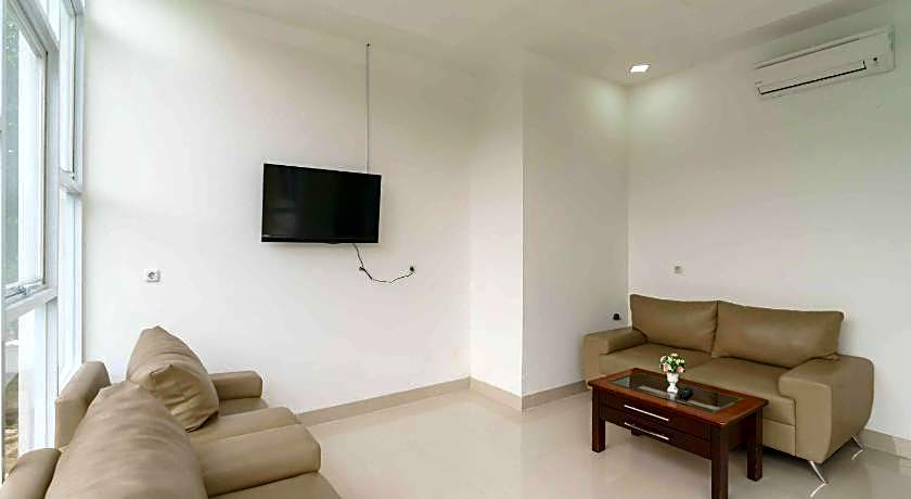 RedDoorz Plus near Eka Hospital BSD 5