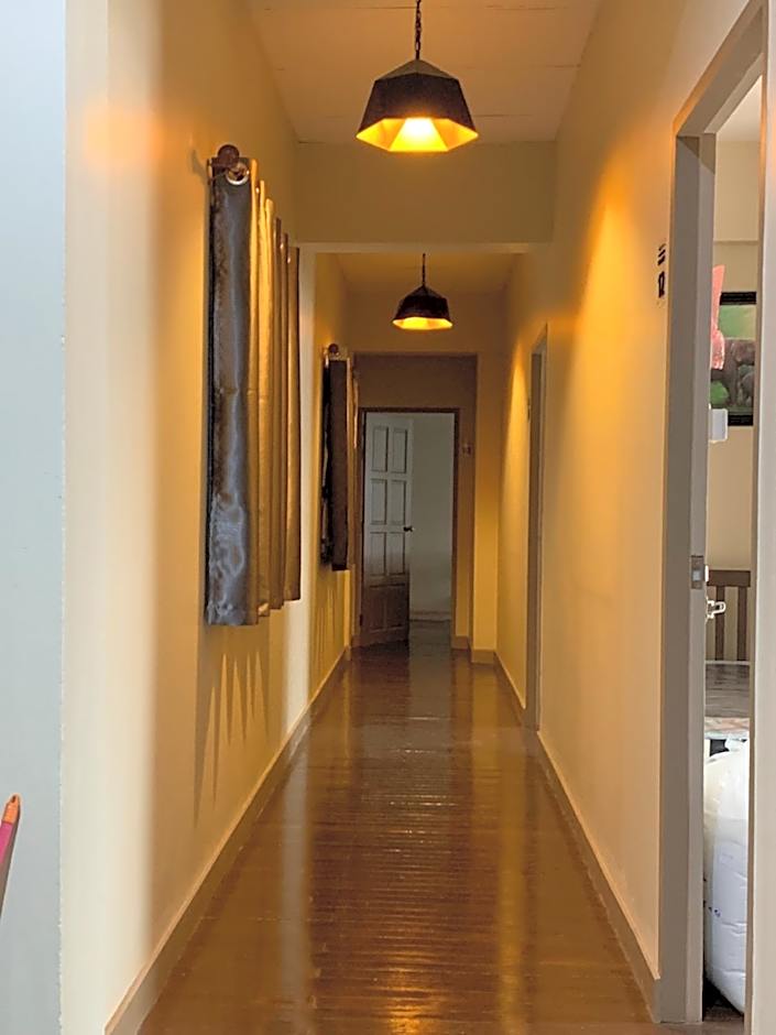 Achcha hotel - itsaraphap MRT station - Wat Arun