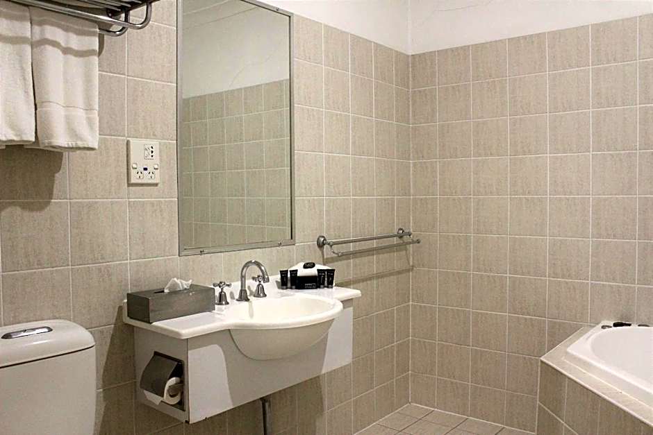 Carlyle Suites & Apartments