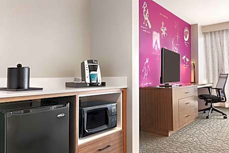 1 King Bed - Mobility Access W/ Ri Shower