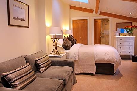 Queen-Deluxe-Ensuite with Bath-Street View-The Gloucester