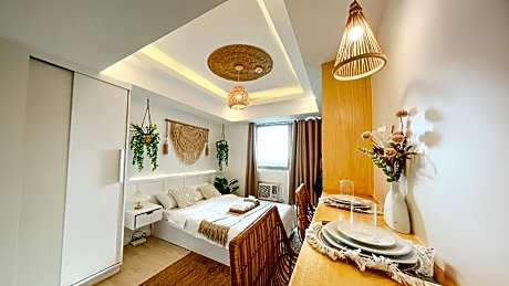 Cozy Oak: Boho Studio for Couples w/ Huge Balcony