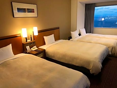 Deluxe Corner Twin Room with Extra Bed and Highway View - Smoking