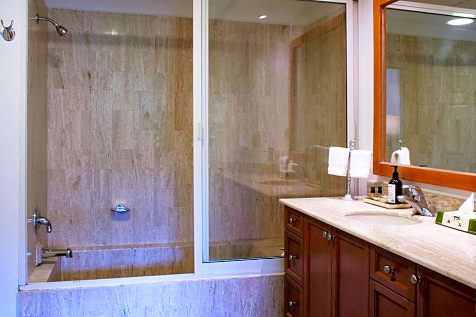 2 Bed 2 Bath, plus one den at Playa Royale Condo 3508, Free WIFI