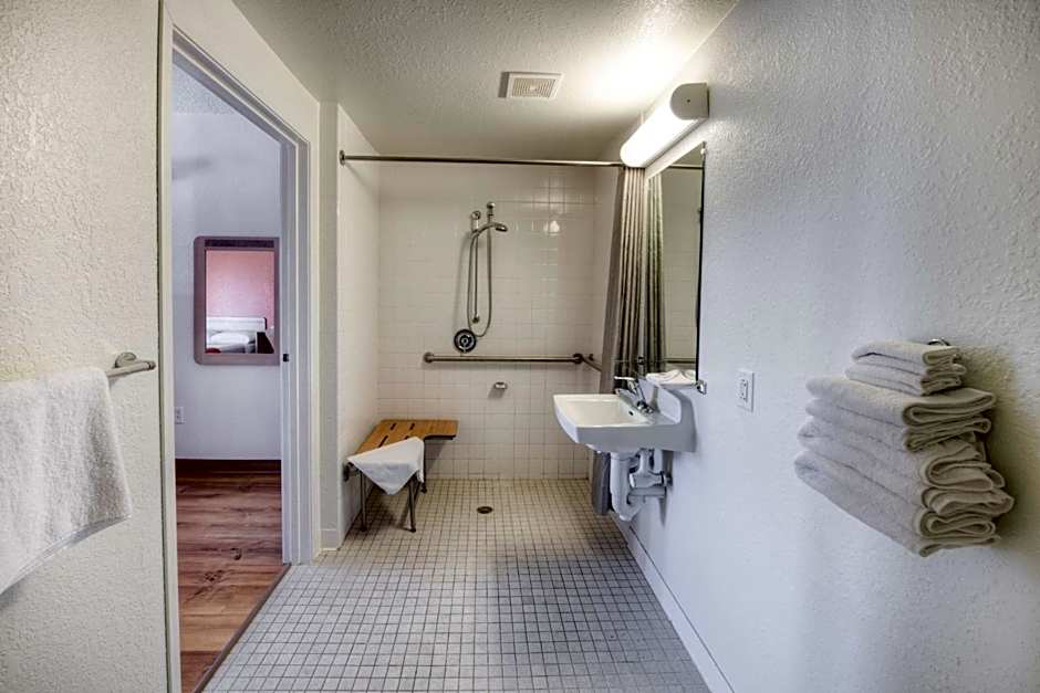 Motel 6 Niantic, CT - New London