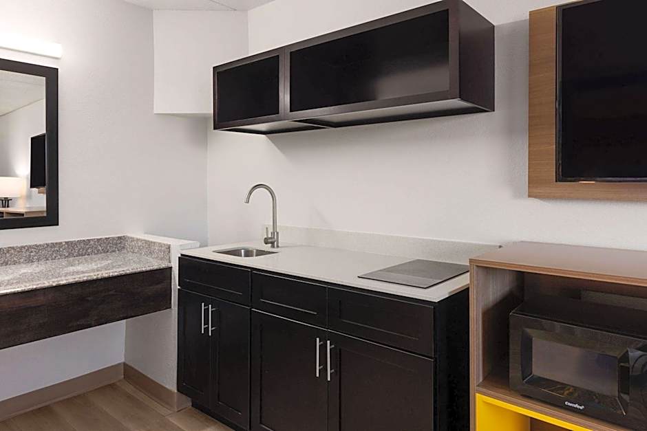Day's Inn & Suites by Wyndham Indianapolis Airport East