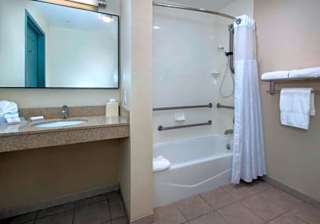 2 Queen Mobility Accessible W/ Bathtub
