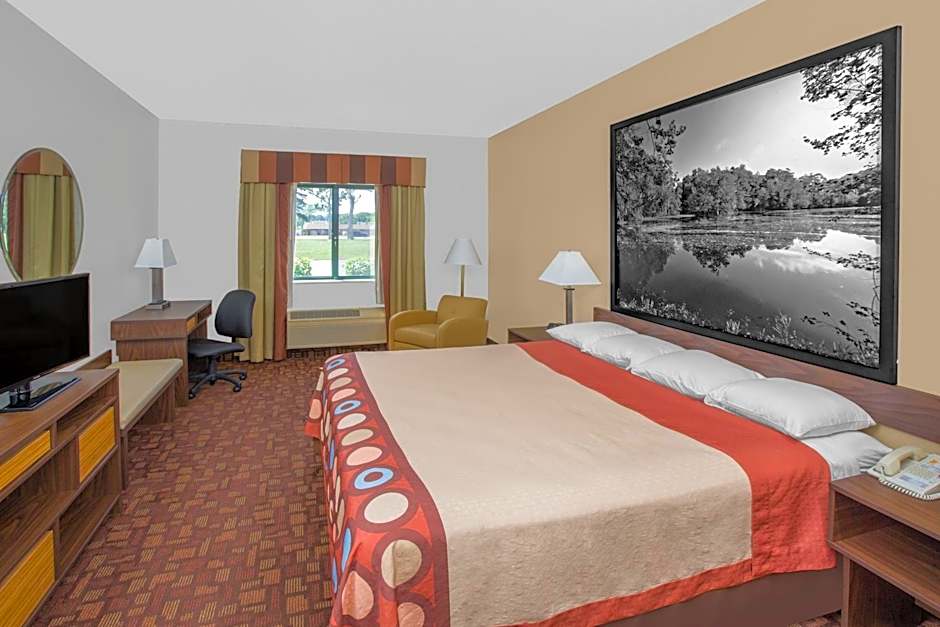 Super 8 by Wyndham Three Rivers
