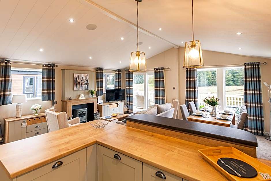 Heathery Lodge with Hot Tub