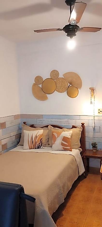 Kitnet Temporada Praia Grande SP - Completa com Wi-fi, garagem rotativa, 1 quadra da praia - no centro comercial Boqueirão