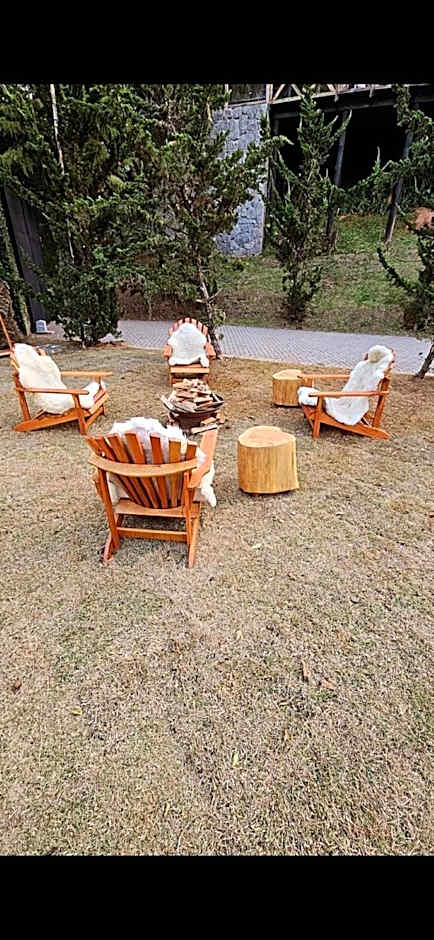 Chalét com jacuzzi sauna lareira e telao cinema