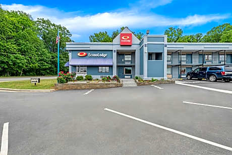 Econo Lodge Airport near Billy Graham Parkway