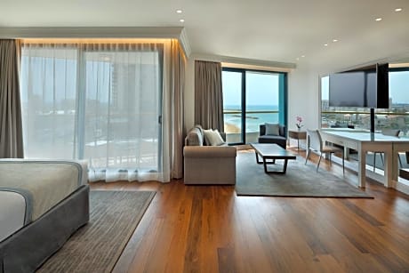 Executive Suite (2 adults + 1 child)