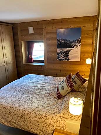 Superior One-Bedroom Apartment with Mountain View