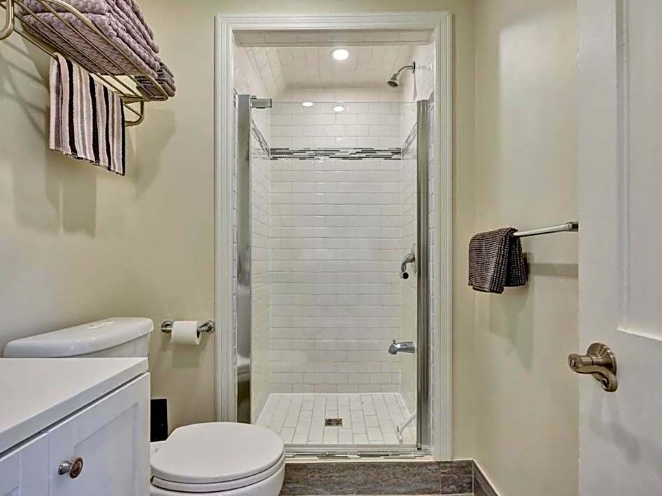 Wind & Waves - Wellington waterfront with Satellite TV & fire pit