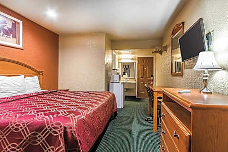 1 Queen Bed, Accessible Room, Smoking
