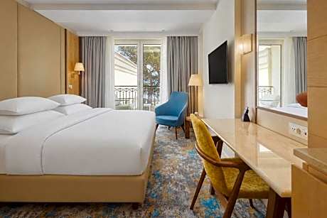 Standard King Room with Balcony and Sea View