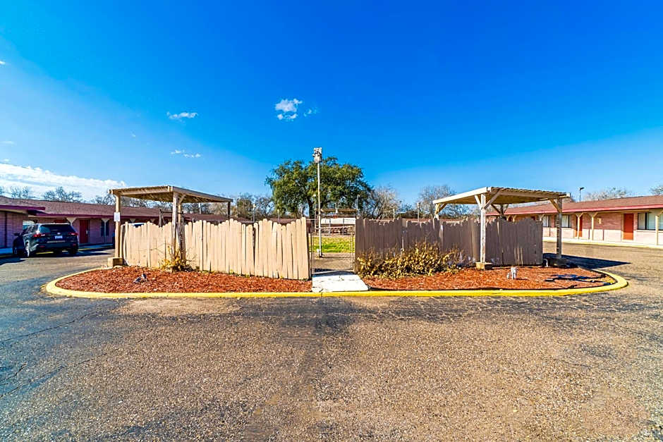 OYO Hotel Beeville -US 181