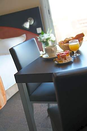 Two Connecting Rooms with Kitchenette (4 People)