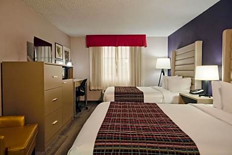 Queen Room with Two Queen Beds and Lake View - Non-Smoking