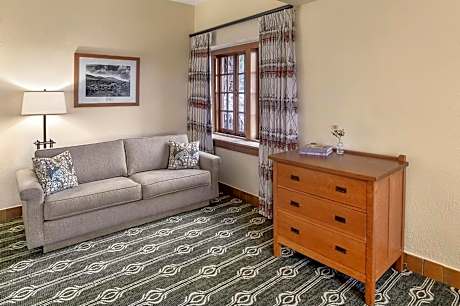 Deluxe Mountain View Room 1 King Bed