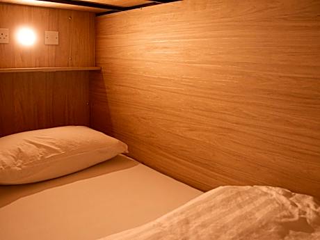 Bed in 6-Bed Mixed Dormitory Room with Shared Bathroom