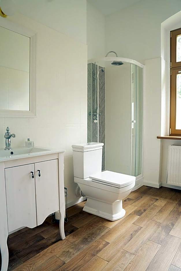 Pałac Ostoja - pokoje gościnne