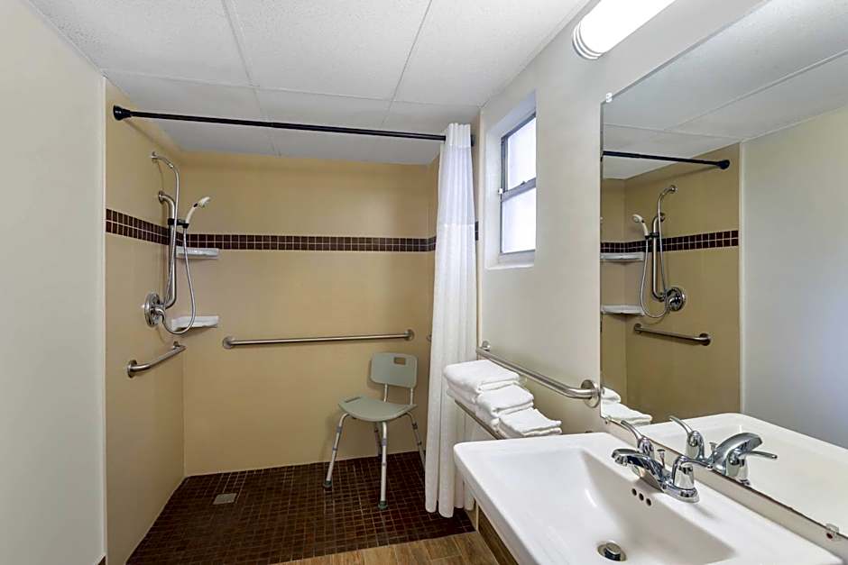 Super 8 by Wyndham Bradenton Sarasota Area