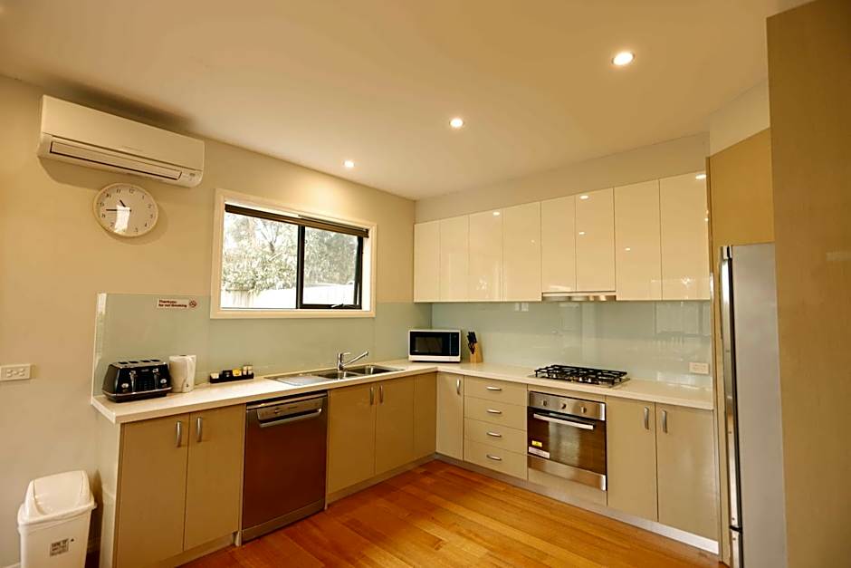 Apollo Bay Seal Apartments