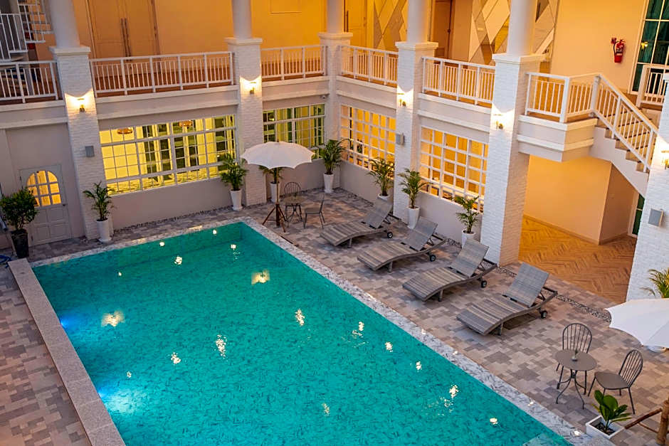 De Hug Hotel and Residence