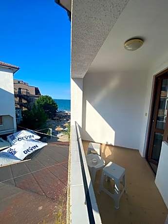 Apartment with Mountain View