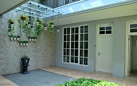 RedDoorz Premium near RS Pondok Indah La Maison