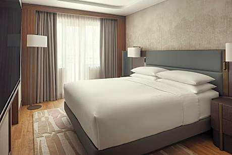 Signature Balcony, Deluxe Guest room, 1 King, Sofa bed, Balcony: 2